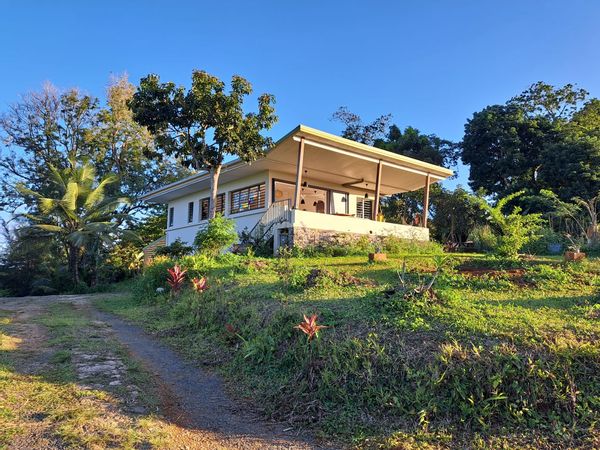 Maison à l'orée de la forêt avec vue mer et montagne