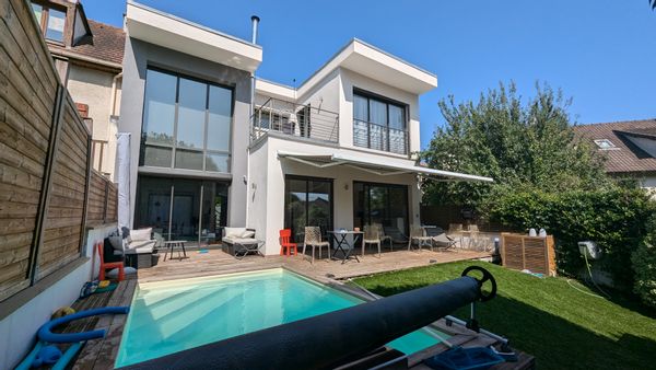 Maison moderne avec piscine, entre ville et forêt, 30 min de Paris en transports en commun