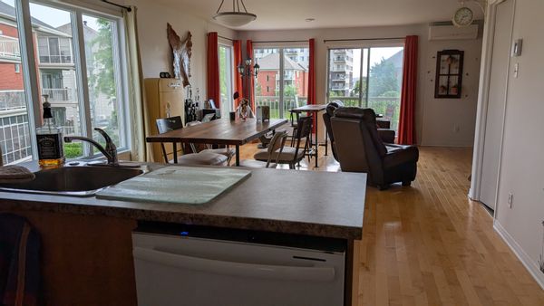 Appartement spacieux, éclairé et chaleureux.