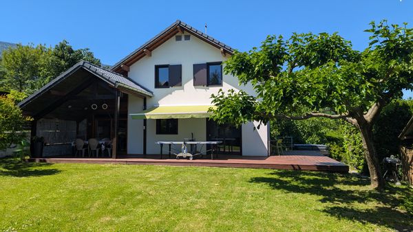 Maison entre lac et montagne
