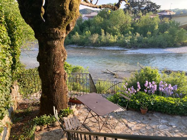 Une terrasse sur la rivière