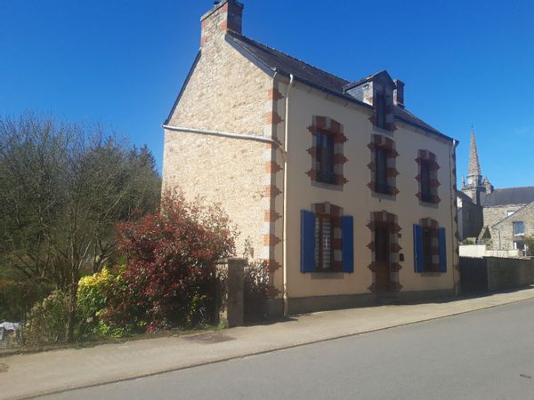 La maison jaune.
