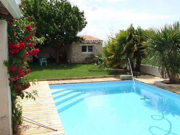 Appartement avec piscine, clim et coin barbecue.  7 jours minimum Sam/sam