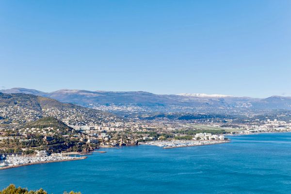 Belle Vue est située à 8 km de Cannes, dans  l’Esterel