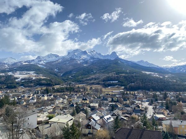 Le Versant Sud de barcelonnette face à Praloups