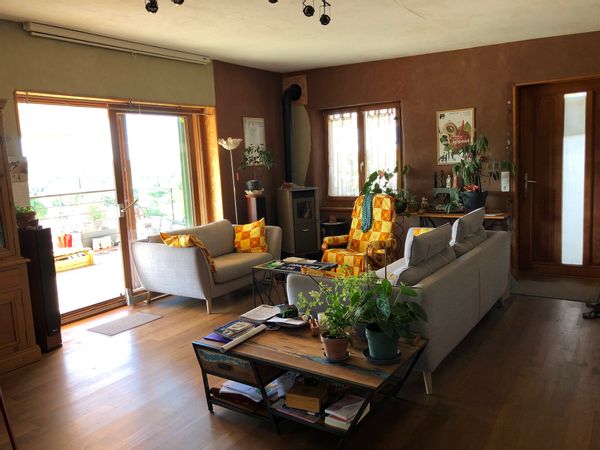 Logement calme, belle vue sur colline boisée, orientation est/sud/ouest, donnant sur terrasses.