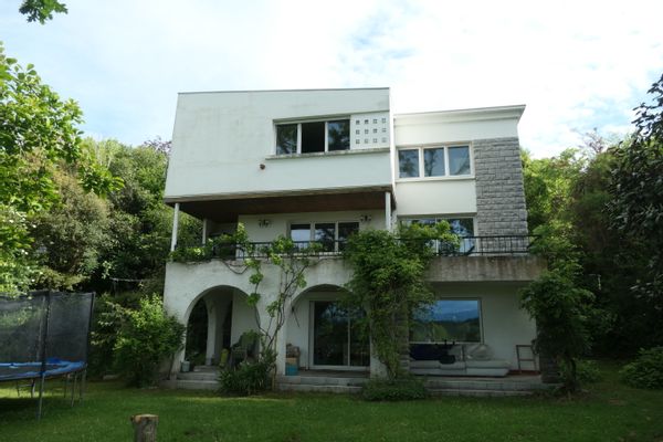 La chambre privée de Marthe dans très grande maison avec beau jardin.