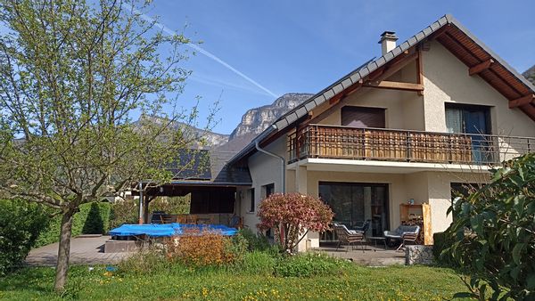 La maison de Emilien Natacha et leurs enfants.