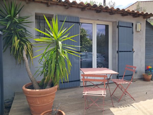 Grand studio indépendant avec parking au calme proche de Marseille