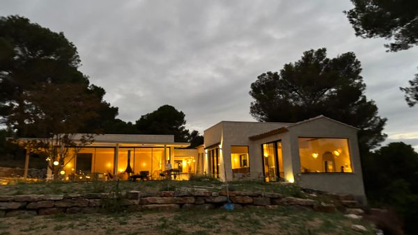 À 15 mn du centre d'Aix en Provence,  vue à 180° sur la Sainte-Victoire.