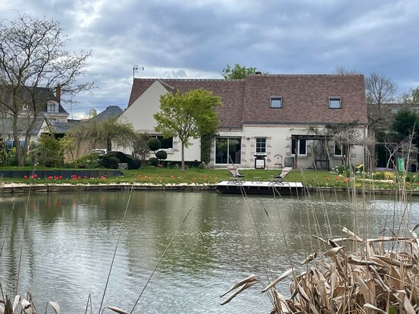 Belle maison au bord d’un étang