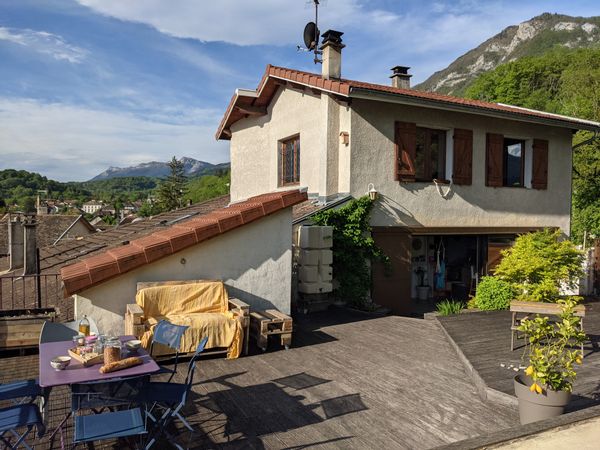Maison avec terrasse panoramique sur les montagnes