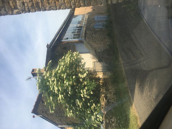 Jolie maison en pierre dans un hameau paisible