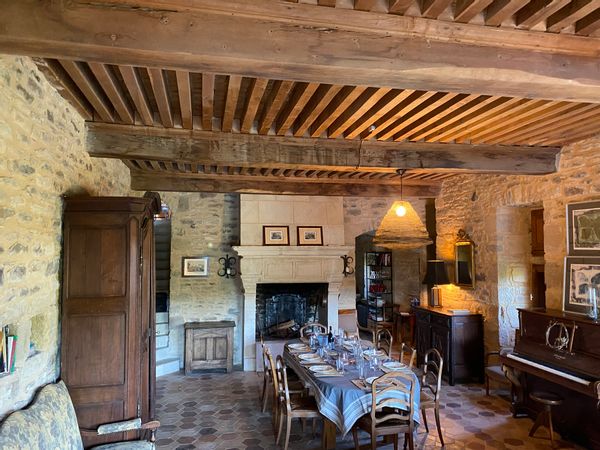 Un magnifique petit château medieval avec son donjon du 11e siècle perché au dessus du lac
