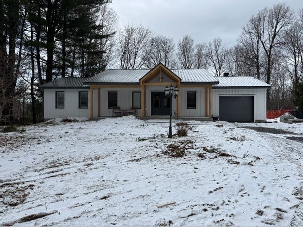 Hidden Nature Retreat in Bromont – Forest, River & Outdoor Para