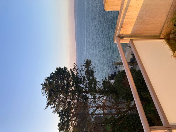 Les pieds dans l’eau, appartement vue mer et plage en bas des escaliers