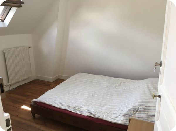 Une étage privée avec deux chambres et une salle de bain de Grégory