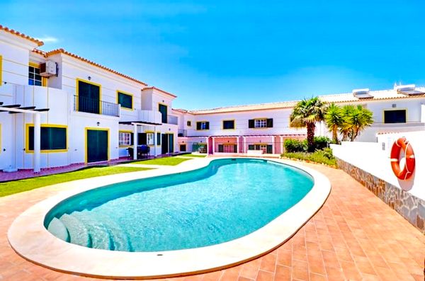 Jolie petite maison neuve , au calme , avec piscine et près de la plage , à praia Da Luz, algarve