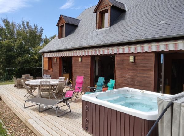 Région châteaux de la Loire avec terrasse panoramique et jacuzzi . Loire Valley house. Open 2027