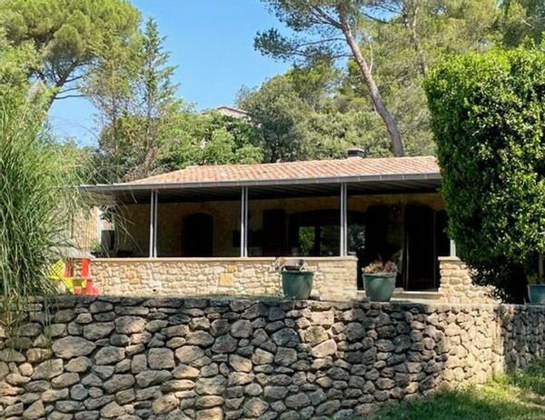 Maison de campagne avec terrasse et jardin arboré