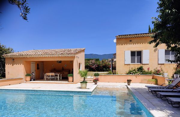 Villa au calme, belle piscine privée, confort et climatisation, elle campagne du Sud Luberon