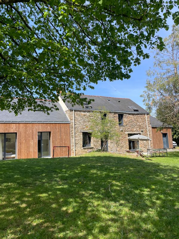 Longère en vieilles pierres et bardage bois, entièrement rénovée. 4 chambres jusqu'à 7 personnes