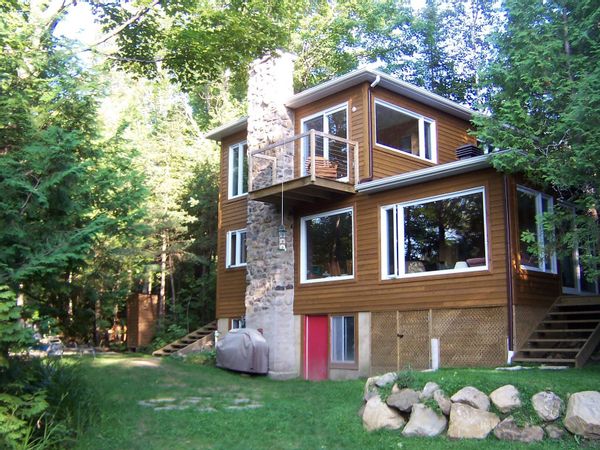 Chalet en forêt au bord d'un lac