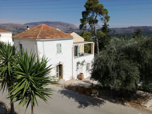 Jolie maison avec grande piscine.