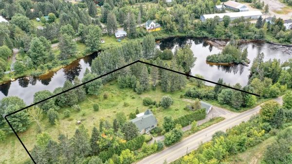 Petit paradis sur le bord d'une rivière