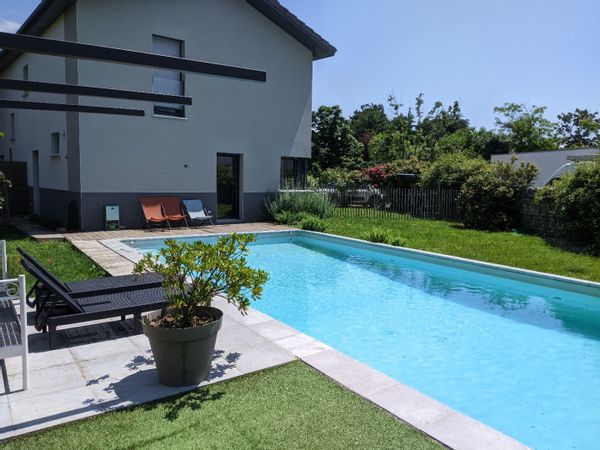 chambre privée avec vue sur l'Ardèche et accès à la piscine