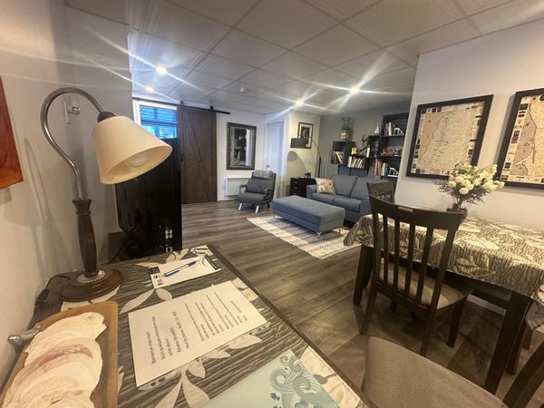 Nous l'appelons LogeMer style bord de mer c'est un sous-sol décoré avec goût, très bien éclairé, !