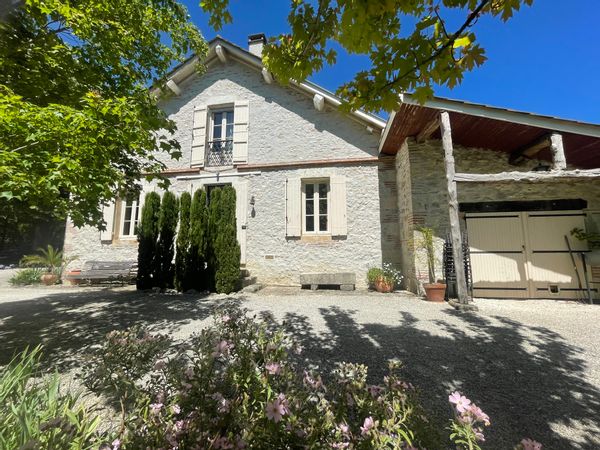 Maison en pierres, grand jardin, piscine aux portes d’Agen