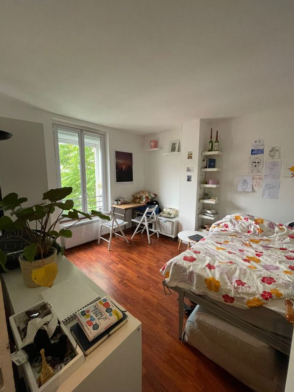 Jolie Studette aux portes de Paris