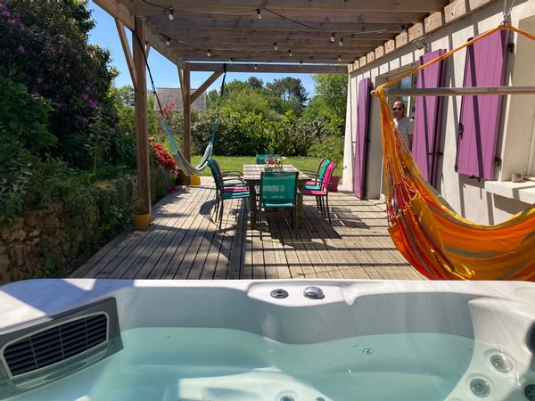 La maison aux volets mauves et son jacuzzi
