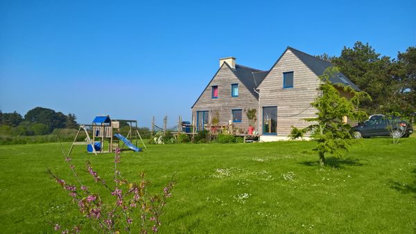 Grande maison familiale face à la mer