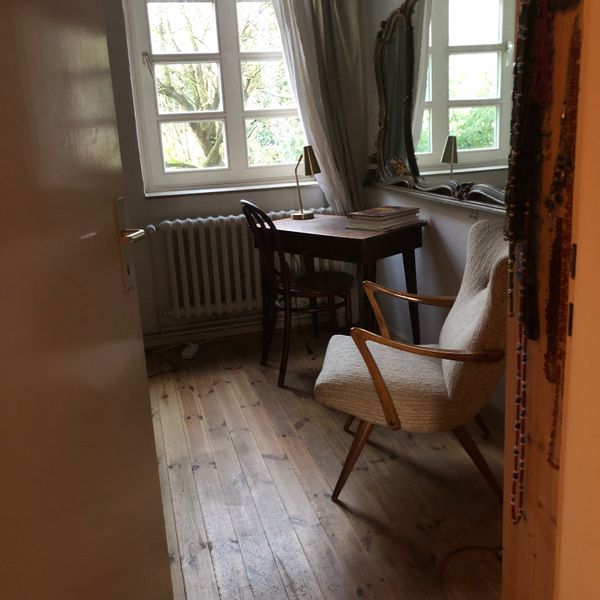 La chambre privée de Tamara. Petite chambre cosy avec vue sur jardin. Lit simple convertible en 140.