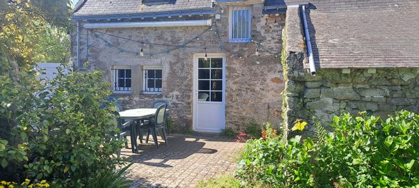 Maison en pierre proche de la mer avec grand jardin