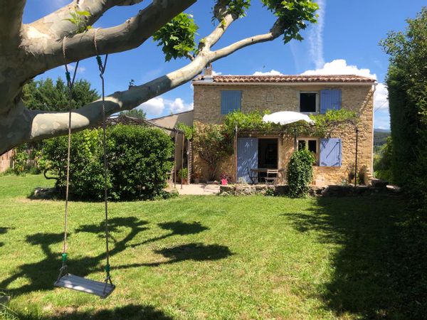 Petit mas provençal en pierre