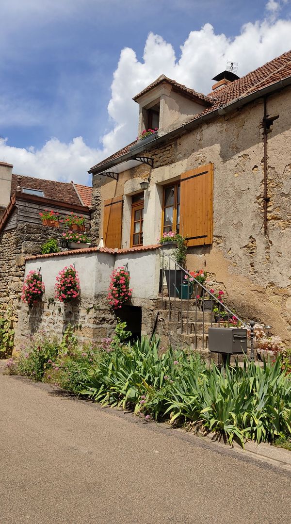 Le charme d’un village perché en Bourgogne...