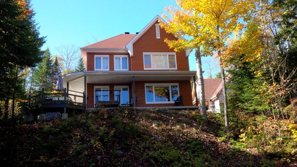 Chalet au Lac Long,  Québec, Canada.