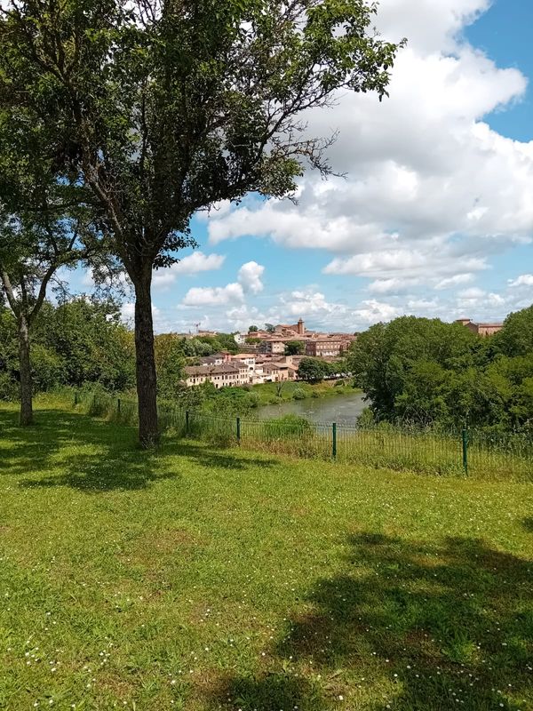 Maison en ville de caractère, mais aussi en surplomb de rivière. Calme garanti ! A 1200 ms de mairie