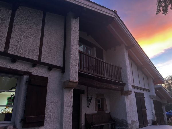 Maison basque en pleine campagne
