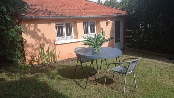 Un vrai goût de campagne en ville ! La maisonnette de Colette et Bertrand