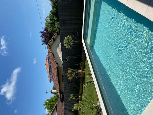 Maison de village, toutes commodités à pied, à 15mn de la plage et 3mn du lac de Soustons. Au calme.
