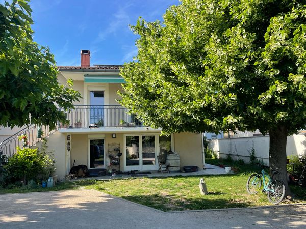 Maison grand jardin près d'Avignon et à 5 min à pied de la magnifique rivière de la Sorgue