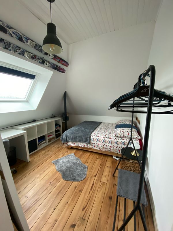chambre avec un lit 2 places de 160. accès à une salle de bain privative et wc collectifNon accolés.