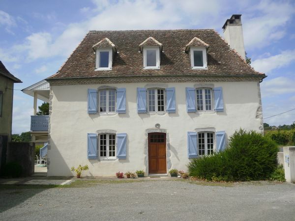 GRANDE MAISON BEARNAISE entre mer et montagne    LARGE HOUSE between sea and mountain