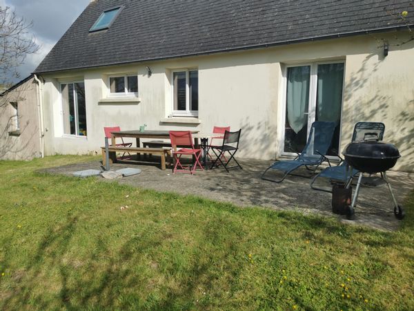 La maison de Maude a été rénové récemment, avec son jardin clos et la mer à 5min à pied