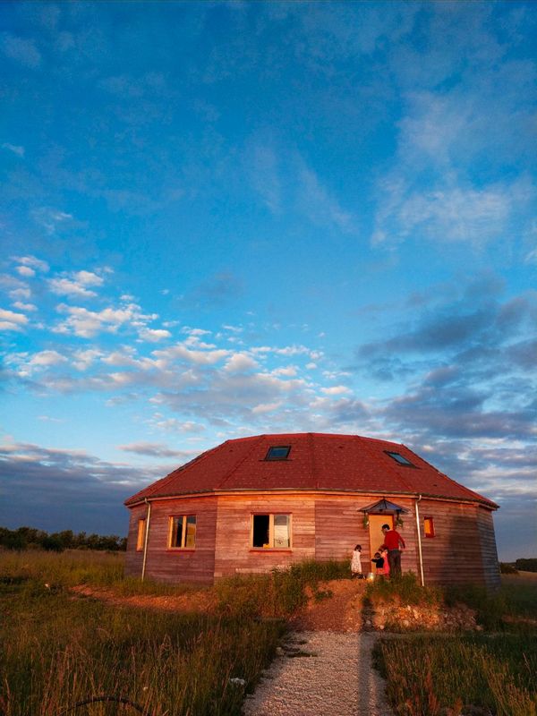 Une maison d'architecte écologique dans un écohameau