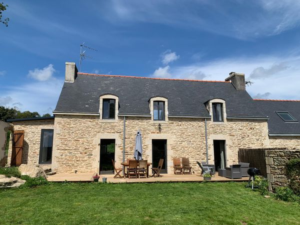 Grande maison au milieu des chevaux et des vaches - Résidence d'artistes